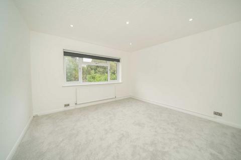 4 bedroom detached house to rent, Mandeville Drive, Surbiton KT6