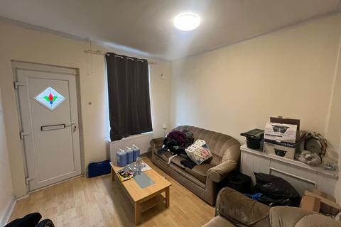 2 bedroom terraced house to rent, Hartley Road Luton LU2 0HY