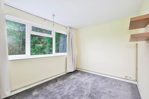 2 bedroom flat to rent, Lindiswara Court, Watford Road