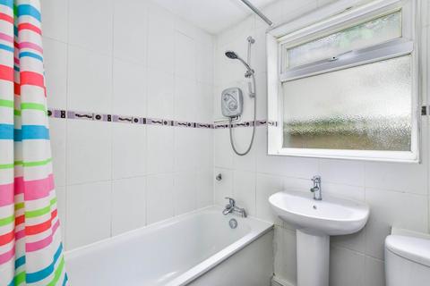 2 bedroom flat to rent, Lindiswara Court, Watford Road