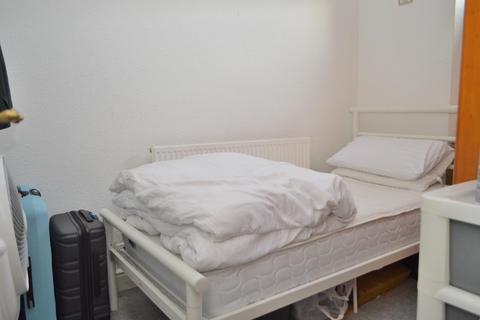 17 Gordon Avenue, Oldham, OL4 1QA
