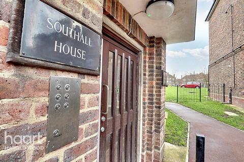 12, Southall House Kingsbridge Circus, Romford, RM3 8LU