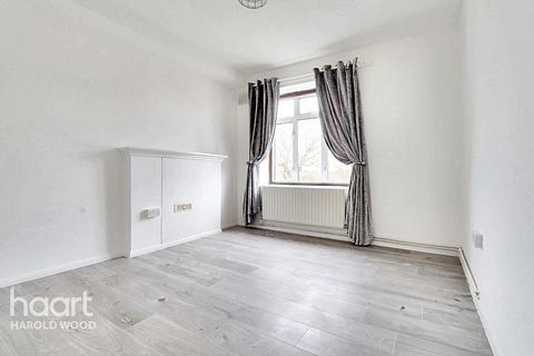 12, Southall House Kingsbridge Circus, Romford, RM3 8LU