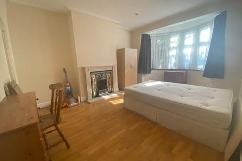 4 bedroom flat share to rent, Watford Way, London, NW4