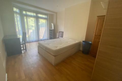 4 bedroom flat share to rent, Watford Way, London, NW4