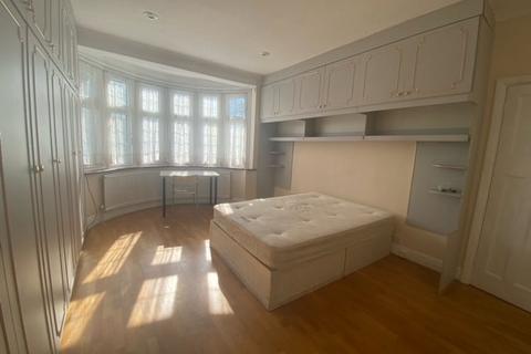 4 bedroom flat share to rent, Watford Way, London, NW4