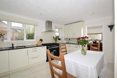 4 bedroom detached house to rent, Devoil Close, Burpham, Guildford, Surrey, GU4