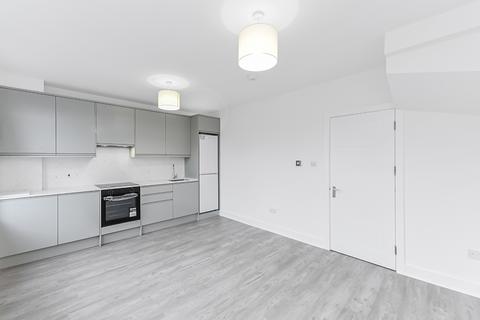 3 bedroom flat to rent, First Avenue, Enfield EN1