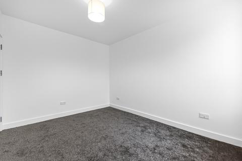 3 bedroom flat to rent, First Avenue, Enfield EN1