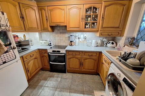 3 Brixham Close, Nuneaton, CV11 6YT