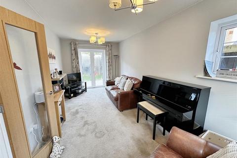 3 bedroom property to rent, Freemans Way, Greens Norton.