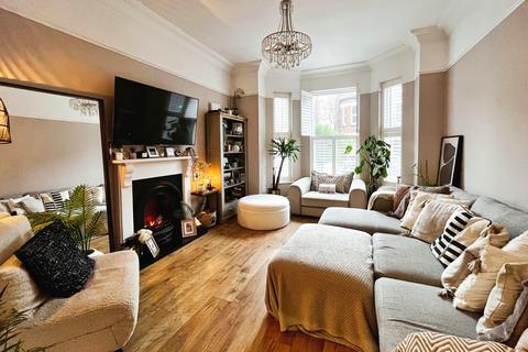 2 bedroom flat for sale, Central Road, West Didsbury, Manchester, M20