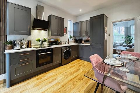 2 bedroom flat for sale, Central Road, West Didsbury, Manchester, M20