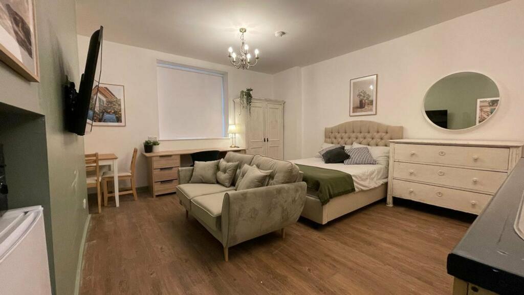 A spacious and inviting large double bedroom fe...