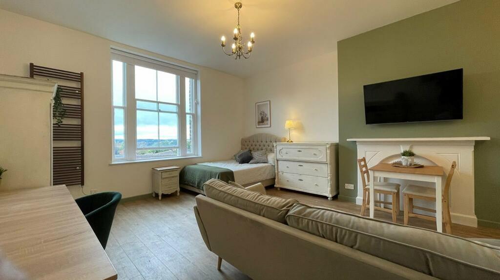 A spacious and inviting large double bedroom, f...