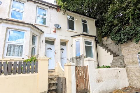 3 bedroom end of terrace house to rent, Cecil Avenue, Strood, Rochester