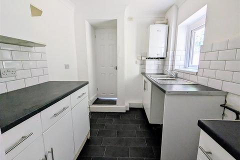 3 bedroom end of terrace house to rent, Cecil Avenue, Strood, Rochester