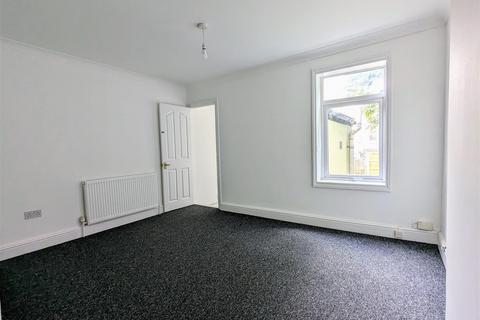 3 bedroom end of terrace house to rent, Cecil Avenue, Strood, Rochester