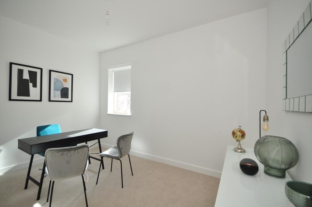 B EDROOM 2 SHOW FLAT