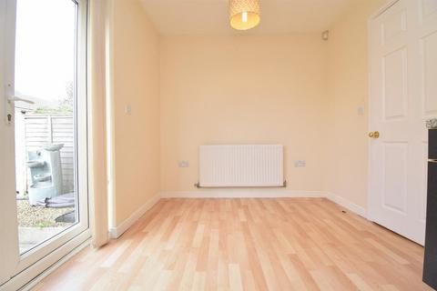 2 bedroom townhouse to rent, Hoctun Close, Castleford WF10