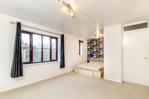 Studio to rent, Jasmine Close, Northwood, HA6