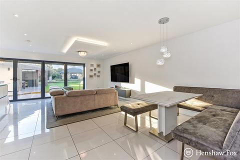 180 Rownhams Lane, North Baddesley, Southampton, SO52 9LQ