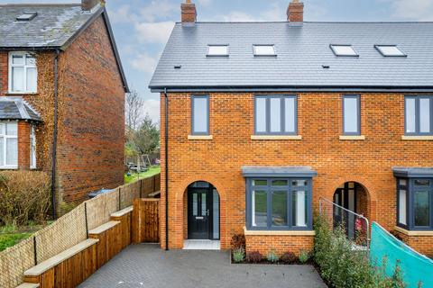 4 bedroom end of terrace house for sale, Hurst Green Road, Oxted