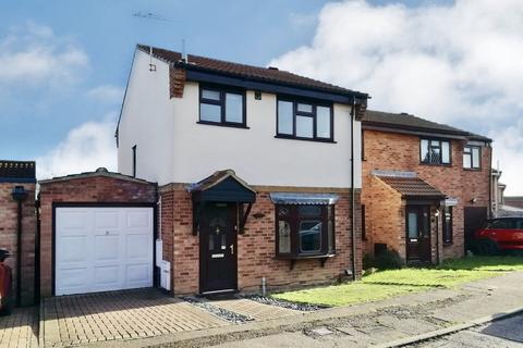 3 bedroom semi-detached house to rent, Longridge Park, Colchester