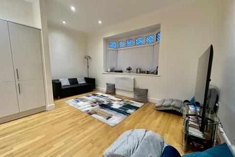 2 bedroom apartment to rent, Maxwell Road, Northwood HA6