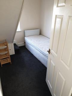 1 bedroom in a house share to rent, Sturgess Avenue, London NW4