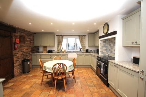 6 bedroom farm house to rent, Chapel Lane, Milton Green, Chester