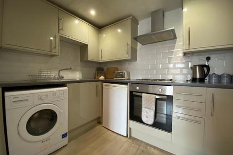 2 bedroom flat to rent, High Street, Ware SG12