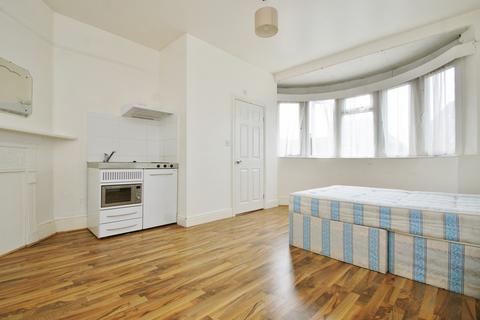 Studio to rent, Old Oak Road, Acton W3