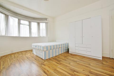 Studio to rent, Old Oak Road, Acton W3