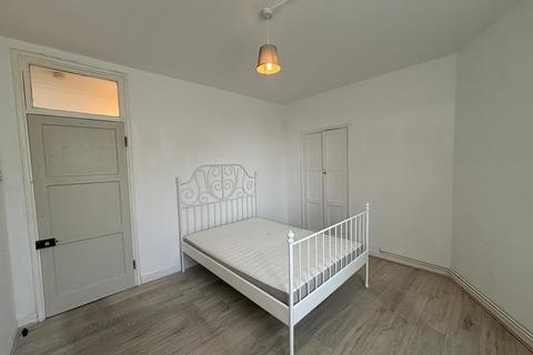 3 bedroom flat to rent, Becklow Gardens, London W12