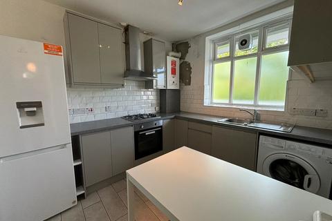 3 bedroom flat to rent, Becklow Gardens, London W12