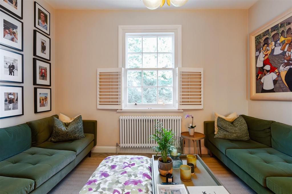 Living room-3.jpg