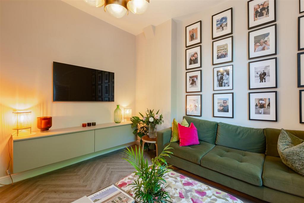 Living room-4.jpg