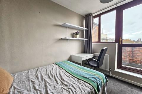 1 bedroom in a flat share to rent, Crondall Street, London