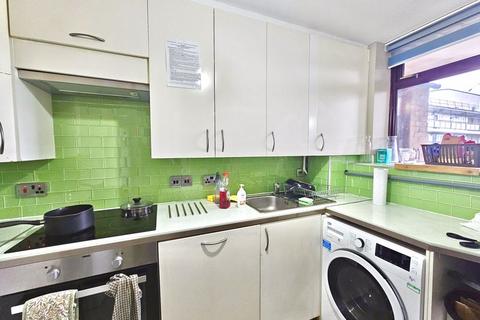 1 bedroom in a flat share to rent, Crondall Street, London