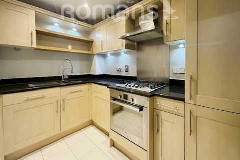 2 bedroom apartment to rent, Shoppenhangers Road