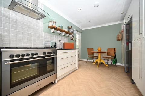 5 Barcroft Grove, Yeadon, Leeds, LS19 7XZ