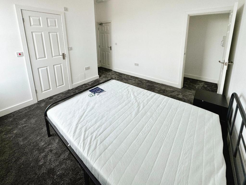 Large Double FULLY FURNISHED Bedroom With En Suite