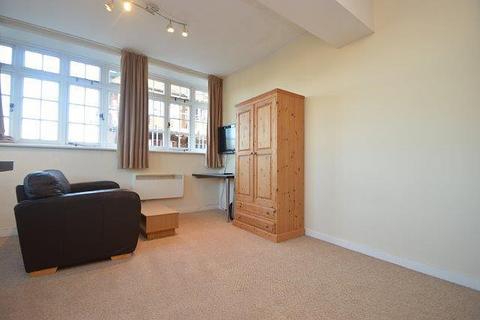 Studio to rent, Portsmouth Road, Guildford GU2