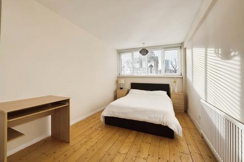 15 Trinity Gardens, London, E16 4QD