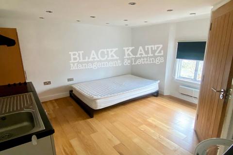 Studio to rent, SW2