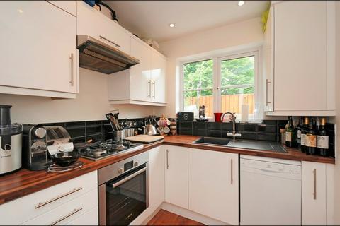 2 bedroom house to rent, Dundonald Road, SW19