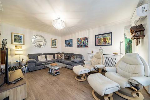 2 bedroom flat for sale, Andrews Walk, London SE17