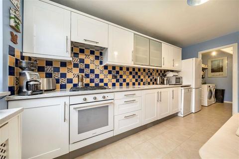 10 Andrews Walk, London, SE17 3JQ