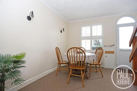 3 bedroom terraced house to rent, Kendal Road, Pakefield